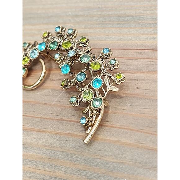 Vintage MONET Brooch Pin Green & Blue Rhinestone Gold Tone Feather Floral Swirl - Picture 2 of 6